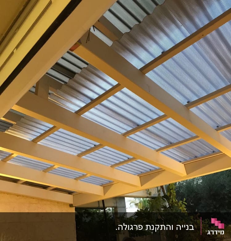 גג פרגולה מעץ עם כיסוי פלסטיק שקוף